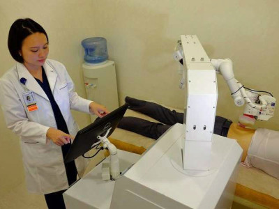Menschen werden von einem Roboter massiert: Bild: Nanyang Technoological University.