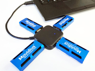 Vier Movidius-Sticks per USB-Hub an einem Laptop. Bild: Intel
 