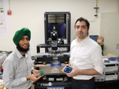 Amin Arbabian, Professor für Elektrotechnik (rechts) und Doktorand Angad Rekhi demonstrieren ihren Ultraschall-Wake-up-Empfänger.