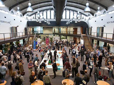 Konferenzteilnehmer bei einer Kaffeepause im World Trade Center in Grenoble