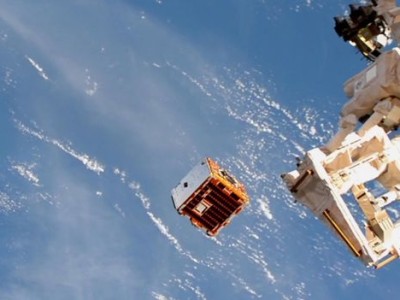 Der RemoveDEBRIS-Satellit wird von der Internationalen Raumstation ins All entlassen (Bild: Nasa/Nanoracks)
