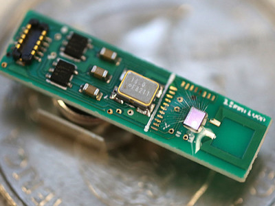 Der Bluetooth-Sender (rechter Chip) ist mit einer magnetischen Monopolantenne (ganz rechts) verbunden, die Teil des Resonators ist. Die linke Seite der Platine ist lediglich eine „Testfläche“. (Foto: University of Michigan).