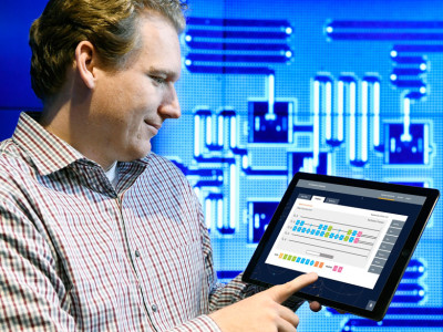 Der Forscher Jay Gambetta von IBM verwendet ein Tablet zur Interaktion mit IBM Quantum Experience ( Jon Simon / Feature Photo Service for IBM)