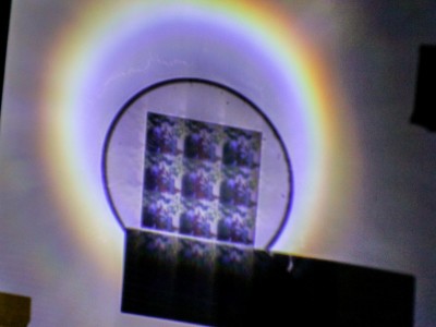 Das 2D-Hologramm kann man mit einer normalen Taschenlampe betrachten.
Bild: Dann Hixon / Utah College of Engineering.