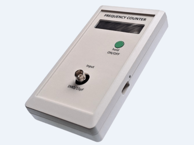 fréquencemètre Portable: auto-calibré par GPS