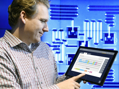 Le chercheur d’IBM Jay Gambetta utilise une simple tablette pour jouer avec l’ordinateur quantique d’IBM (Jon Simon/Feature Photo Service for IBM).