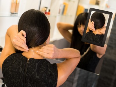 Slimme spiegel toont persoon in voor- en achteraanzicht