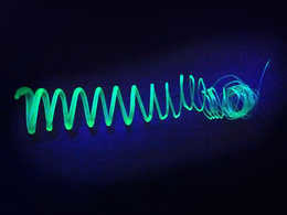 Geëxtrudeerde spiraal van kunststofomhulde silicium-nanoblaadjes in UV-licht (foto: Tobias Helbich / TUM).