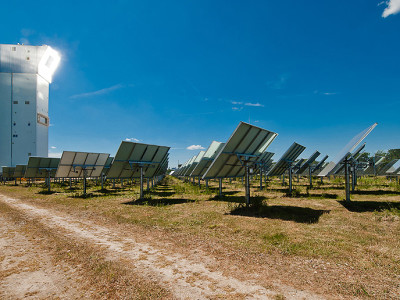 De technologie om zonnewarmte chemisch op te slaan, zal in de experimentele zonne-energiecentrale te Julich worden getest (foto: DLR).