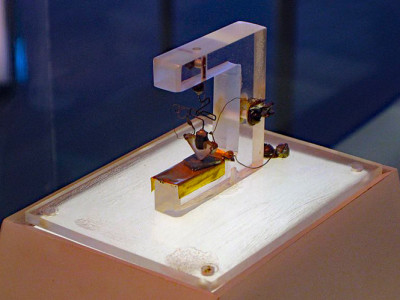 De eerste werkende transistor ter wereld. Afbeelding: Bell Labs