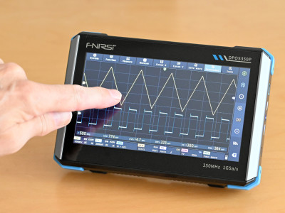De Fnirsi DPOS350P is een compacte 4-in-1-oscilloscoop met 7 inch touch-screen.