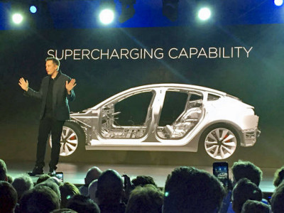 Elon Musk kondigt Model 3 aan. Foto: Tesla.