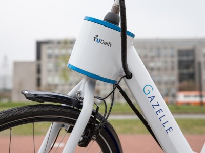 Het steer assist-prototype aan het stuur van de fiets (foto: TU Delft/Gazelle).