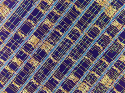 Microscoopbeeld van een microprocessor die is opgebouwd uit koolstofnanobuisjes. Afbeelding: Felice Frankel / MIT.