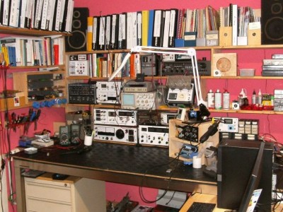 Een werkruimte voor retro radio’s en zelfbouw elektronica