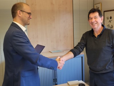 Erik Jansen of Elektor (left) and André Rousselot (right) seal the acquisition agreement with a handshake.