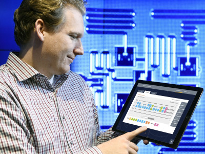 IBM’s kwantumcomputer-wetenschapper Jay Gambetta maakt via zijn tablet verbinding met de IBM Quantum Experience (Jon Simon/Feature Photo Service for IBM)