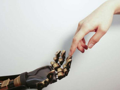 Een menselijke vinger raakt een robotvinger aan. Foto: Bao Lab