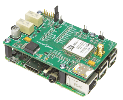 Le circuit imprimé est fixé avec des entretoises