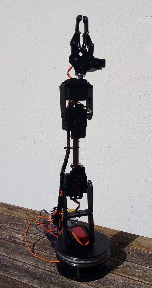 Makerfabs 6-DOF Robot Arm Kit With Raspberry Pi Pico | Elektor Magazine