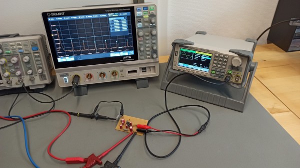 Kompletter Messaufbau mit Signalgenerator, Oszilloskop und Prüfling.