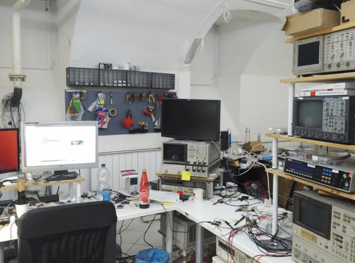 Tam Hanna's electronics workspace