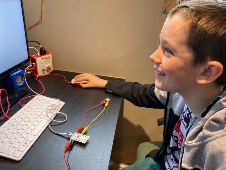 Kind benutzt Raspberry Pi 400 Computer