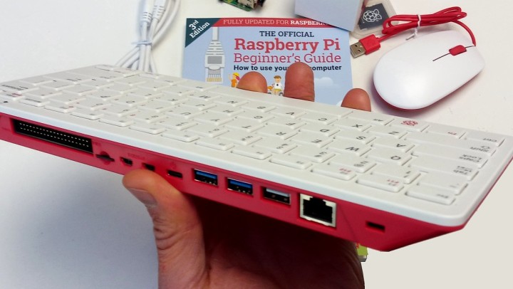 Le kit Raspberry Pi 400 avec souris + alim USB-C + câble micro-HDMI-HDMI + microSD 16 Go + guide officiel