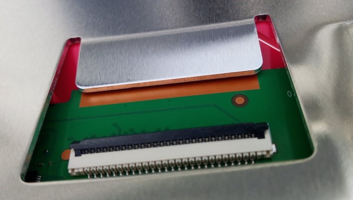 Raspberry Pi 400 : le radiateur touchera-t-il le plan de masse de la carte?