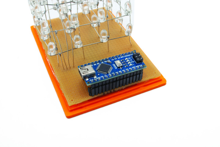 Led-matrix met Arduino Nano bevestigd.