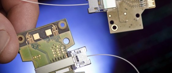 La photonique la tête dans le sable : 1 s pour un film HD