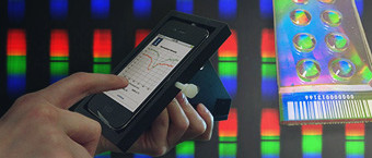 Labo d'analyse médicale dans un smartphone