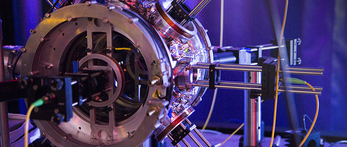 Infrared tractor beam pulls in atoms