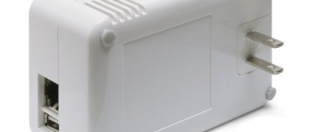 Un ordinateur dans une prise de courant