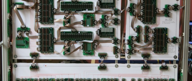 Rekord: 10 m breiter 16-bit-Computer aus diskreten Bauteilen