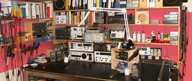 Ein Arbeitsbereich für Retro-Radio und DIY-Elektronik