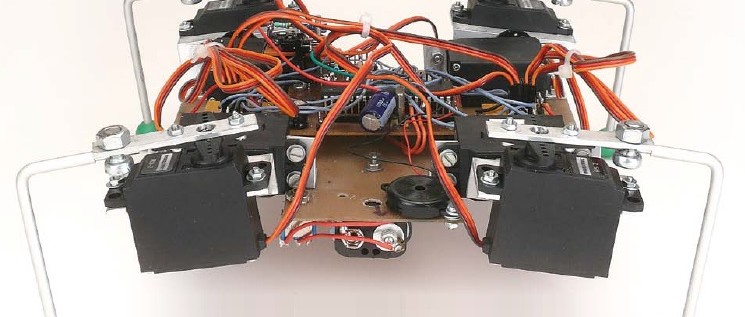Technik im Mai: DIY-LiPo-Ladegerät, der QuadroWalker-Roboter, KI aus den 80ern und mehr