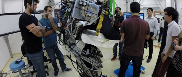 Un pied robotisé pour lancer la Coupe du monde