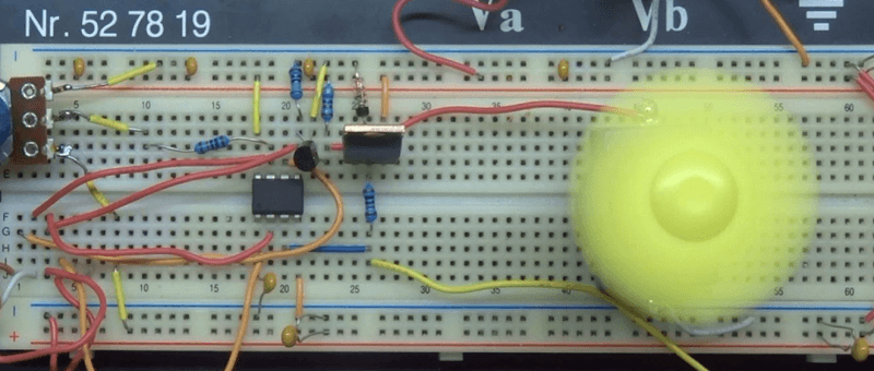 commande de vitesse d'un moteur CC à balais: Mesure EMF au lieu d'une génératrice tachymétrique