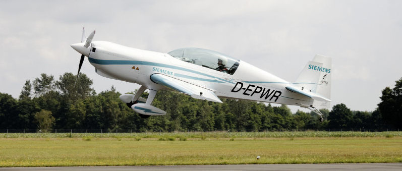 L'avion (à moteur) électrique décolle
