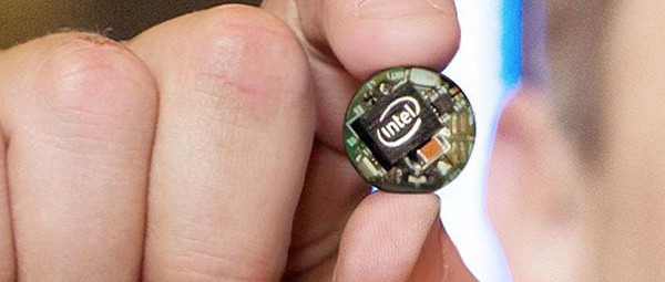 Un ordinateur de la taille d’un bouton pour des vêtements électroniques