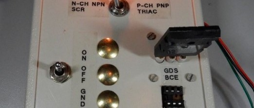 Testeur de semiconducteurs de puissance - il teste les transistors de puissance, les SCR, les TRIAC et les diodes.