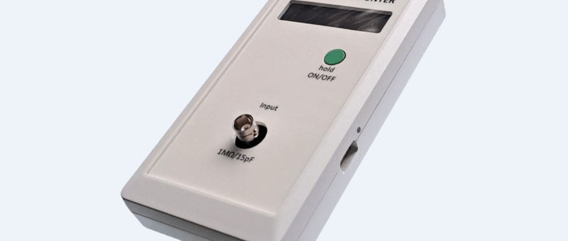 fréquencemètre Portable: auto-calibré par GPS