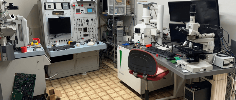 L'espace de travail d'un ingénieur test pour des composants électroniques innovants