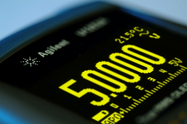 Eerste digitale multimeter met OLED-display