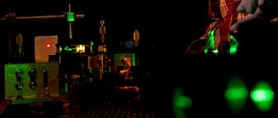 Verschillende kleuren laserlicht uit hetzelfde materiaal