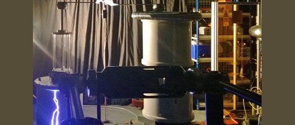 Bliksem laadt mobiele telefoon op