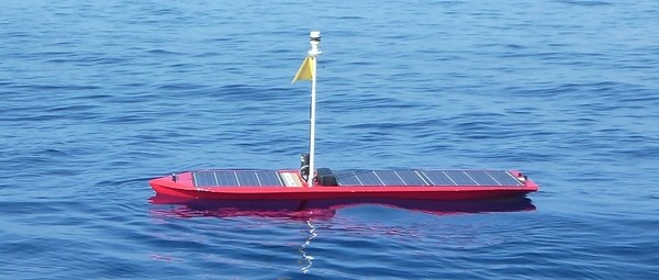 Eerste oceaanrobot met zonne- en golfvoortstuwing