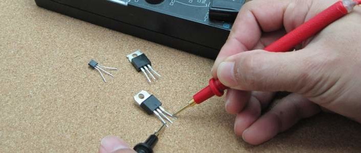 Meet de versterking van een transistor met een microcontroller