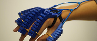 'Zachte' robothandschoen uit de 3D-printer